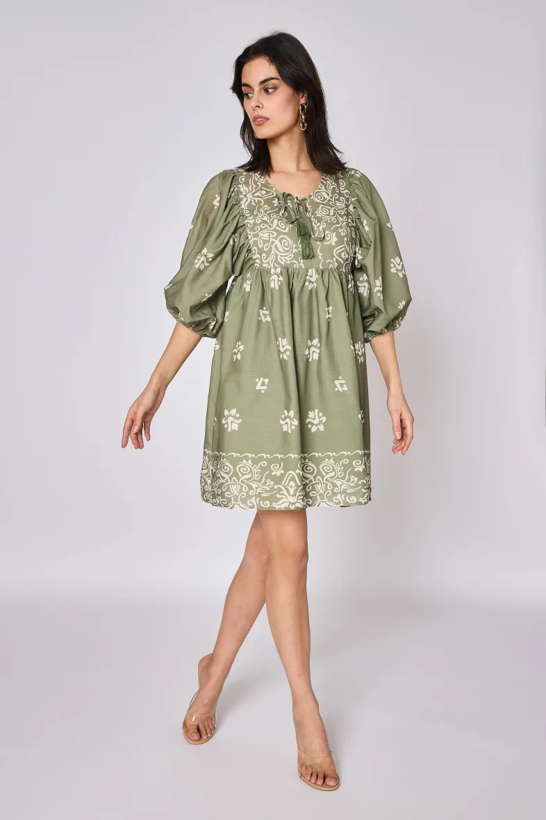 Kurzes Kleid mit Ballonärmel-Print