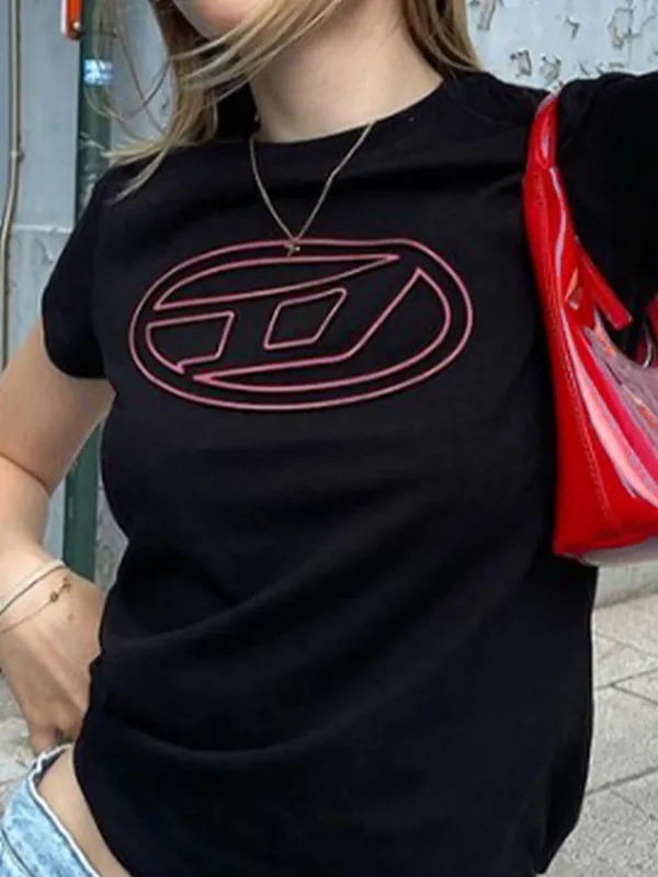 Kurzes, kurzärmliges T-Shirt mit kontrastierendem Grafikdruck
