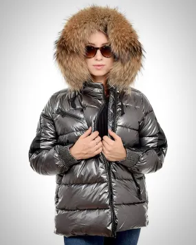 Silber gesteppte Jacke mit Kapuze aus Waschbär